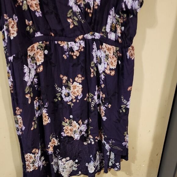 Torrid Navy Floral High Low Top Size 3 Nwt - Picture 3 of 5